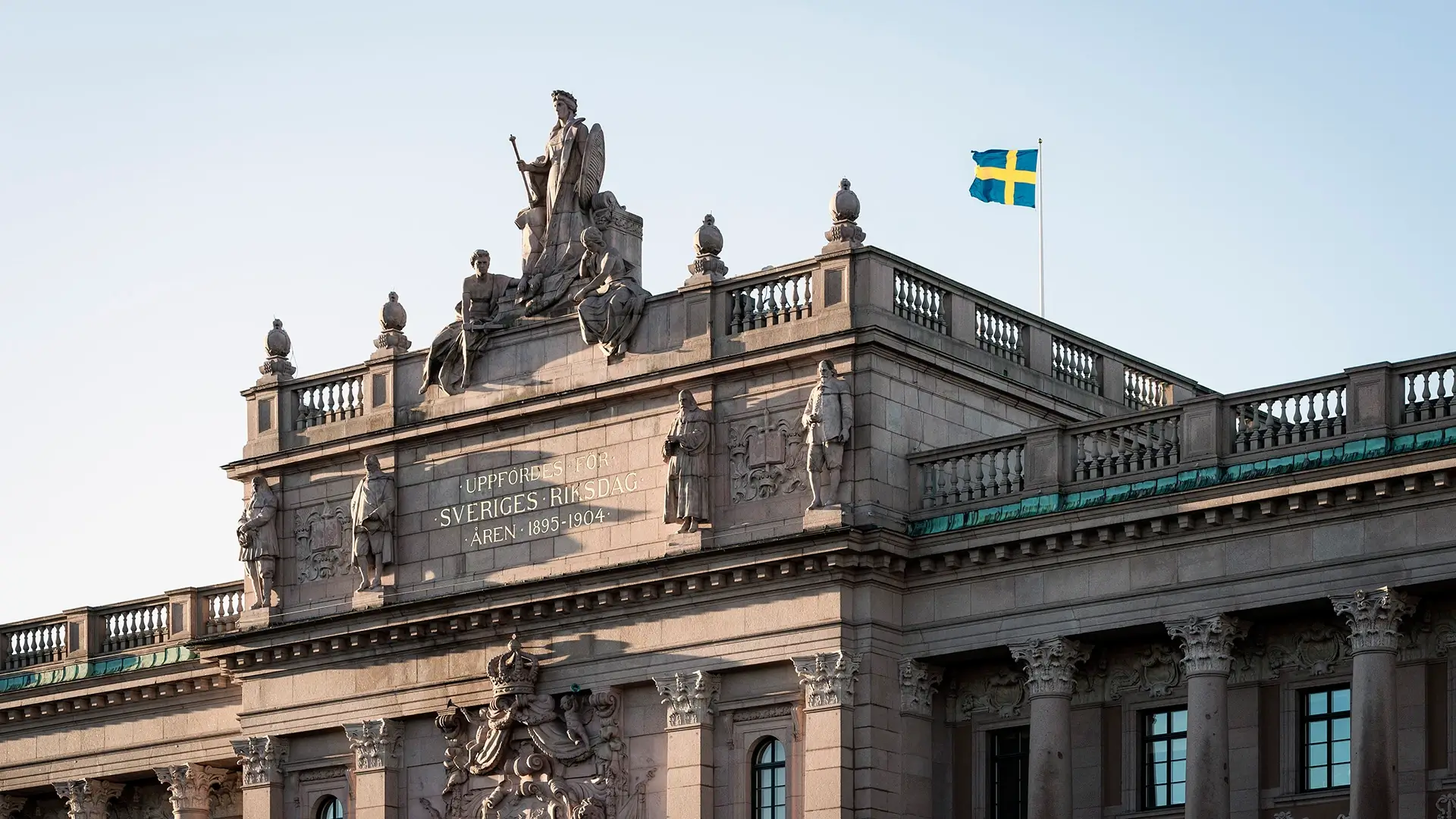 Det finns flera myndigheter och organisationer som kan erbjuda stöd och hjälp för dig som lever med bipolär sjukdom. Dessa kan hjälpa dig med allt från ekonomiskt stöd och bostadsfrågor till rehabilitering och arbetslivsinriktad insats. Det är viktigt att känna till vilka resurser som finns tillgängliga för att få den hjälp du behöver.