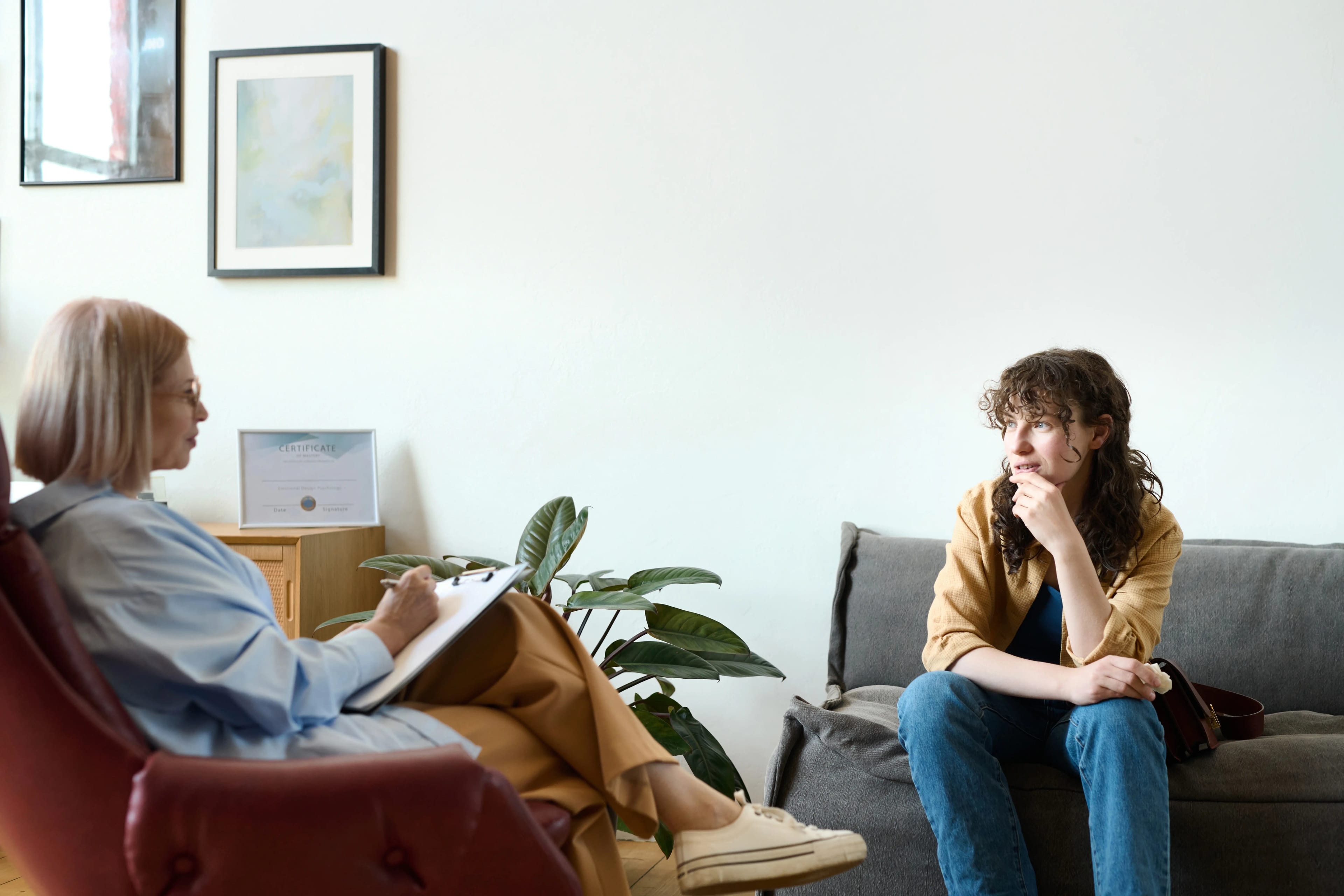Bipolär sjukdom är en komplex diagnos som påverkar både humör och energi. Terapier spelar en avgörande roll i att hantera symtom, förebygga episoder och förbättra livskvaliteten.